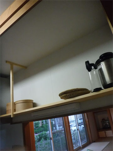 キッチンシンク上部の棚